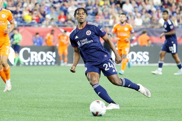 FOXBOROUGH, MA - JULY 03: New England Revolution midfielder DeJuan Jones (24) lays the ball off during a match between the New England Revolution and FC Cincinnati on July 3, 2022, at Gillette Stadium in Foxborough, Massachusetts. (Photo by Fred Kfoury III Icon Sportswire) SOCCER: JUL 03 MLS, Fussball Herren, USA - FC Cincinnati at New England Revolution 441055