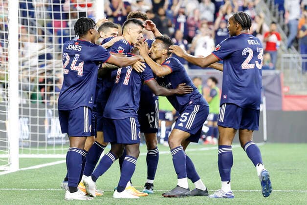 FOXBOROUGH, MA - JULY 03: New England Revolution midfielder Emmanuel Boateng (11) gets a kiss from midfielder Wilfrid Kaptoum (5) after assisting during a match between the New England Revolution and FC Cincinnati on July 3, 2022, at Gillette Stadium in Foxborough, Massachusetts. (Photo by Fred Kfoury III Icon Sportswire) SOCCER: JUL 03 MLS, Fussball Herren, USA - FC Cincinnati at New England Revolution 441055