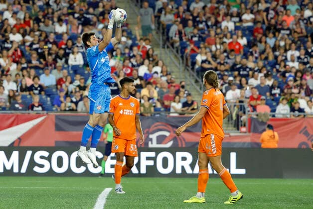 FOXBOROUGH, MA - JULY 03: FC Cincinnati goalkeeper Roman Celentano (18) grabs a high shot during a match between the New England Revolution and FC Cincinnati on July 3, 2022, at Gillette Stadium in Foxborough, Massachusetts. (Photo by Fred Kfoury III Icon Sportswire) SOCCER: JUL 03 MLS, Fussball Herren, USA - FC Cincinnati at New England Revolution 441055