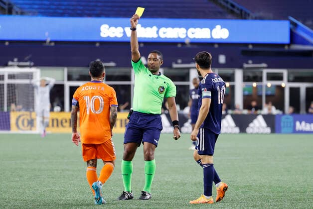 FOXBOROUGH, MA - JULY 03: FC Cincinnati attacking midfielder Luciano Acosta (10) is issued a yellow card by referee Jon Freeman during a match between the New England Revolution and FC Cincinnati on July 3, 2022, at Gillette Stadium in Foxborough, Massachusetts. (Photo by Fred Kfoury III Icon Sportswire) SOCCER: JUL 03 MLS, Fussball Herren, USA - FC Cincinnati at New England Revolution 441055