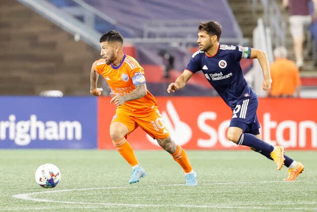 FOXBOROUGH, MA - JULY 03: FC Cincinnati attacking midfielder Luciano Acosta (10) moves away from New England Revolution forward Carles Gil (10) during a match between the New England Revolution and FC Cincinnati on July 3, 2022, at Gillette Stadium in Foxborough, Massachusetts. (Photo by Fred Kfoury III Icon Sportswire) SOCCER: JUL 03 MLS, Fussball Herren, USA - FC Cincinnati at New England Revolution 441055