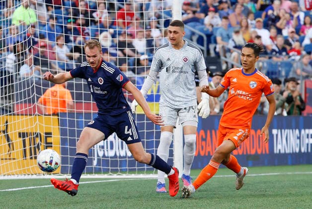 FOXBOROUGH, MA - JULY 03: New England Revolution defender Henry Kessler (4) clears the ball from FC Cincinnati center forward Yuya Kubo (7) in front of goalkeeper Djordje Petrovic (98) during a match between the New England Revolution and FC Cincinnati on July 3, 2022, at Gillette Stadium in Foxborough, Massachusetts. (Photo by Fred Kfoury III Icon Sportswire) SOCCER: JUL 03 MLS, Fussball Herren, USA - FC Cincinnati at New England Revolution 441055