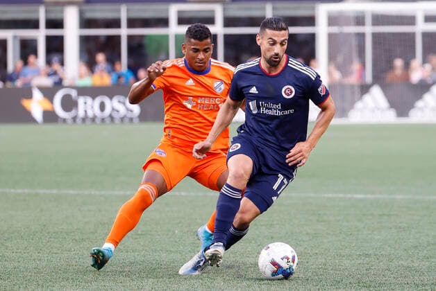 FOXBOROUGH, MA - JULY 03: New England Revolution midfielder Sebastian Lletget (17) cuts away from FC Cincinnati central midfielder Allan Cruz (8) during a match between the New England Revolution and FC Cincinnati on July 3, 2022, at Gillette Stadium in Foxborough, Massachusetts. (Photo by Fred Kfoury III Icon Sportswire) SOCCER: JUL 03 MLS, Fussball Herren, USA - FC Cincinnati at New England Revolution 441055