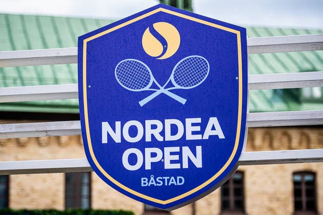 220704 En skylt med Nordea Opens logotype pa inför dag 1 av WTA, Tennis Damen Nordea Open den 4 juli 2022 i Bastad. Copyright: CHRISTOFFERxBORGxMATTISSON BB220704CB005
