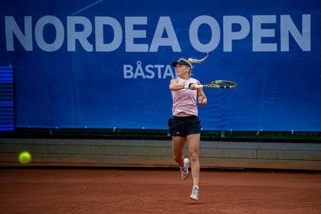 220704 Caijsa Hennemann, Sverige, tränar under dag 1 av WTA, Tennis Damen Nordea Open den 4 juli 2022 i Bastad. Copyright: CHRISTOFFERxBORGxMATTISSON BB220704CB014
