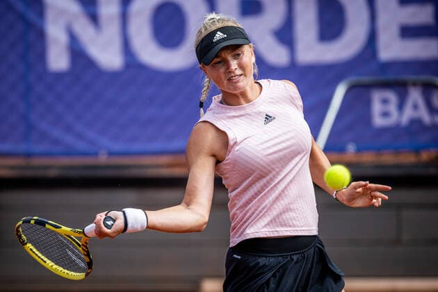 220704 Caijsa Hennemann, Sverige, tränar under dag 1 av WTA, Tennis Damen Nordea Open den 4 juli 2022 i Bastad. Copyright: CHRISTOFFERxBORGxMATTISSON BB220704CB025