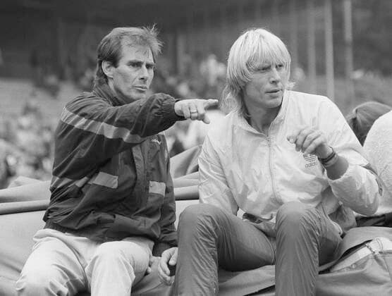ARCHIVFOTO: Carlo THRAENHARDT wird am 5. Juli 2022 65 Jahre alt, Carlo THRAENHARDT (rechts), Deutschland, Hochspringer, Hochsprung, im Gespraech mit Trainer Gerd OSENBERG, sitzen auf einer Sprungmatte, bei den Deutschen Mannschaftsmeisterschaften der Leichtathletik, 11.06.1988, SW-Aufnahme. *** ARCHIVE PHOTO Carlo THRAENHARDT will be 65 years old on July 5, 2022, Carlo THRAENHARDT right , Germany, high jumper, high jump, talking with coach Gerd OSENBERG, sitting on a jumping mat, at the German Team Championships in Athletics, 11 06 1988, SW photo