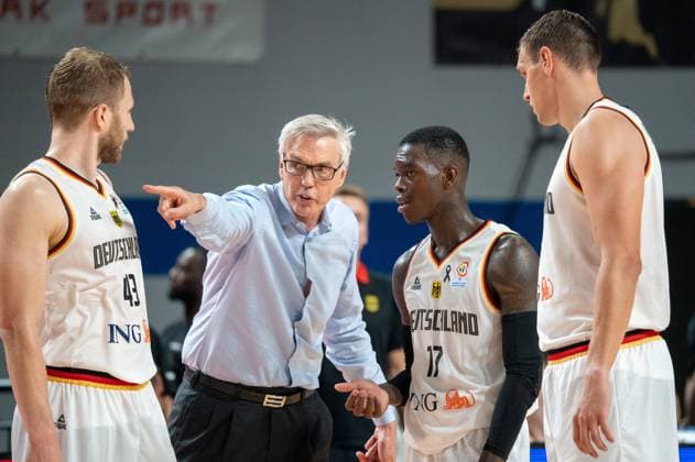 Anweisungen von Gordon Herbert (Deutschland Headcoach) fuer Christian Sengfelder (Deutschland 43) (links), Dennis Schroeder (Deutschland 17) und Johannes Voigtmann (Deutschland 7) (rechts) Deutschland vs. Polen, WM Qualifikation, Window 3, 03.07.2022 Marcel von Fehrn Deutschland vs. Polen, WM Qualifikation, Window 3, 03.07.2022 Bremen Copyright: xEibnerxPressefoto MarcelxvonxFehrnx EP_MFN