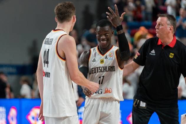 David Kraemer (Deutschland 44) freut sich mit Dennis Schroeder (Deutschland 17) ueber Sieg gegen Polen Deutschland vs. Polen, WM Qualifikation, Window 3, 03.07.2022 Marcel von Fehrn Deutschland vs. Polen, WM Qualifikation, Window 3, 03.07.2022 Bremen Copyright: xEibnerxPressefoto MarcelxvonxFehrnx EP_MFN