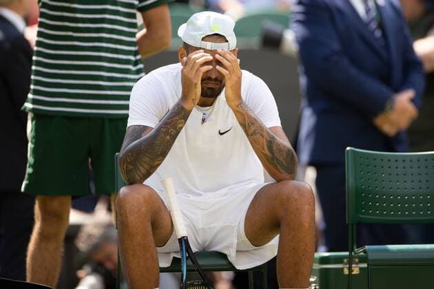 Sport Bilder des Tages Mandatory Credit: Photo by Ella Ling Shutterstock (13012858aw) Nick Kyrgios dejected during his fourth round match Wimbledon Tennis Championships, Day 8, The All England Lawn Tennis and Croquet Club, London, UK - 04 Jul 2022 Wimbledon Tennis Championships, Day 8, The All England Lawn Tennis and Croquet Club, London, UK - 04 Jul 2022  Copyright: xEllaxLing Shutterstockx 13012858aw