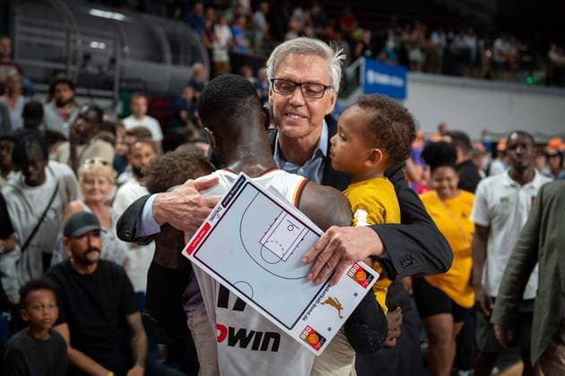Basketball Bremen 03.07.2022 FIBA Basketball Worldcup European Qualifiers Deutschland (GER) - Polen (POL) Dennis Schröder Schroeder (Deutschland, No.17) Schröder Schroder mit seinen Kindern wird von Gordon Herbert (Deutschland, Bundestrainer) umarmt