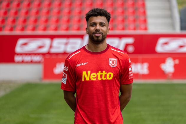 Leon Guwara; SSV Jahn Regensburg; 2.BL, Porträttermin 2022 2023