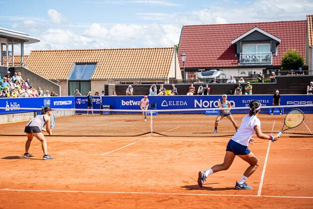 220704 Rebecca Peterson, Sverige, och Misaki Doi, Japan, möter Beatrice Gumulya, Indonesien, och Yu-Chieh Hsieh, Taiwan, under dag 1 av WTA, Tennis Damen Nordea Open den 4 juli 2022 i Bastad. Copyright: CHRISTOFFERxBORGxMATTISSON BB220704CB125