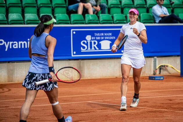 220704 Misaki Doi, Japan, och Rebecca Peterson, Sverige, jublar under dag 1 av WTA, Tennis Damen Nordea Open den 4 juli 2022 i Bastad. Copyright: CHRISTOFFERxBORGxMATTISSON BB220704CB141