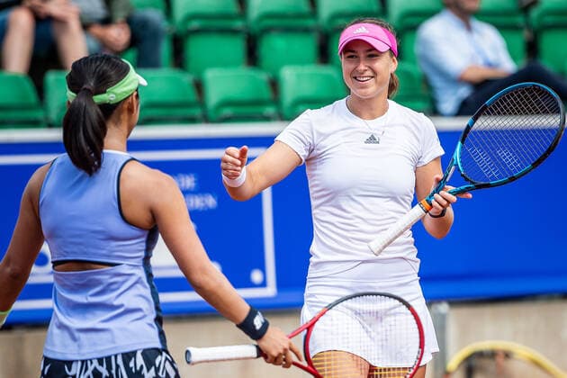 220704 Misaki Doi, Japan, och Rebecca Peterson, Sverige, jublar under dag 1 av WTA, Tennis Damen Nordea Open den 4 juli 2022 i Bastad. Copyright: CHRISTOFFERxBORGxMATTISSON BB220704CB142