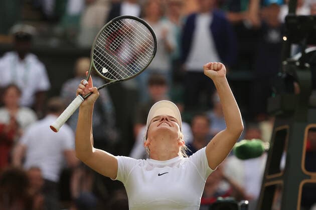 Sport Bilder des Tages Tennis - Wimbledon (Day 7) 3rd July 2022 - Tennis - Wimbledon (Day 7) - Simona Halep (ROU) celebrates victory over Paula Badosa (ESP) in their Ladies Singles Round of 16 Round match - Photo: Simon Stacpoole Offside. London UK Copyright: xSimonxStacpoolexOffside