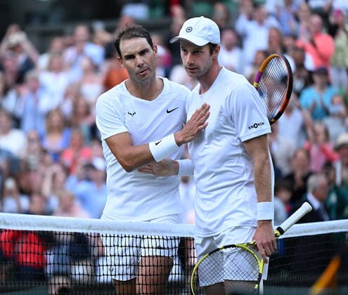 Sport Bilder des Tages Tennis Championships - Week One - Day Eight - All England Lawn Tennis Club, Wimbledon - Monday 4th July 2022 Rafael Nadal v Botic van de Zandschulp Rafa Nadal consoles van de Zandschulp at the net after the match 