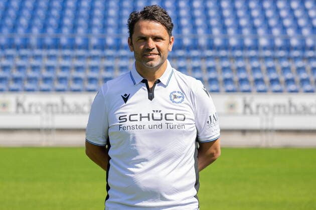 GER, offizieller Portraittermin Arminia Bielefeld 04.07.2022, Schueco Arena , Bielefeld, GER, offizieller Portraittermin Arminia Bielefeld Uli Forte Trainer Arminia Bielefeld; Fotograf: Teresa Kröger Nordphoto
