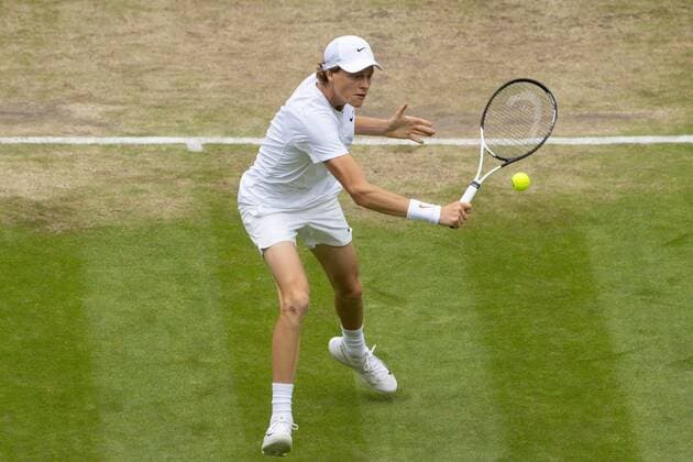 Mandatory Credit: Photo by Ella Ling Shutterstock (13012864ah) Jannik Sinner during his quarter final match Wimbledon Tennis Championships, Day 9, The All England Lawn Tennis and Croquet Club, London, UK - 05 Jul 2022 Wimbledon Tennis Championships, Day 9, The All England Lawn Tennis and Croquet Club, London, UK - 05 Jul 2022  Copyright: xEllaxLing Shutterstockx 13012864ah