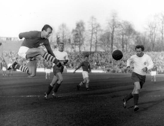 Oberliga West 1. FC Köln - Fortuna Düsseldorf 01.12.1957 Walter Müller (Köln) schießt, hinten Günter Jäger (Fortuna) , rechts Herbert Bayer (Fortuna) Editorial use only ! nur fuer journalistische Zwecke ! *** Oberliga West 1 FC Köln Fortuna Düsseldorf 01 12 1957 Walter Müller Cologne shoots, behind Günter Jäger Fortuna , right Herbert Bayer Fortuna Editorial use only for journalistic purposes HM