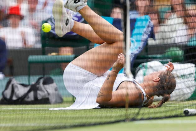 Jule Niemeier rutscht aus und stuerzt zu Boden Tennis - Wimbledon 2022 - Grand Slam ITF ATP, Tennis Herren WTA, Tennis Damen - AELTC - London - - Great Britain - 5 July 2022. Copyright: xJuergenxHasenkopfx