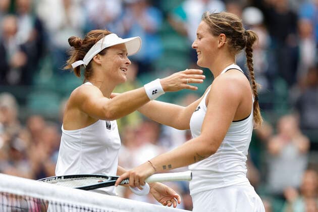 Jule Niemeier umarmt die Siegerin Tatjana Maria Tennis - Wimbledon 2022 - Grand Slam ITF ATP, Tennis Herren WTA, Tennis Damen - AELTC - London - - Great Britain - 5 July 2022. Copyright: xJuergenxHasenkopfx