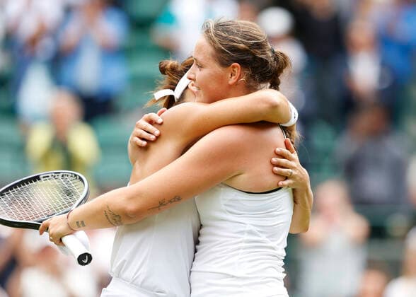 Jule Niemeier umarmt die Siegerin Tatjana Maria Tennis - Wimbledon 2022 - Grand Slam ITF ATP, Tennis Herren WTA, Tennis Damen - AELTC - London - - Great Britain - 5 July 2022. Copyright: xJuergenxHasenkopfx
