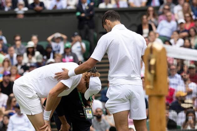 Mandatory Credit: Photo by Ella Ling Shutterstock (13012864ck) Novak Djokovic helps Jannik Sinner after an injury during his quarter final match Wimbledon Tennis Championships, Day 9, The All England Lawn Tennis and Croquet Club, London, UK - 05 Jul 2022 Wimbledon Tennis Championships, Day 9, The All England Lawn Tennis and Croquet Club, London, UK - 05 Jul 2022  Copyright: xEllaxLing Shutterstockx 13012864ck