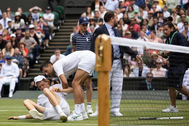 Mandatory Credit: Photo by Ella Ling Shutterstock (13012864cf) Novak Djokovic helps Jannik Sinner after an injury during his quarter final match Wimbledon Tennis Championships, Day 9, The All England Lawn Tennis and Croquet Club, London, UK - 05 Jul 2022 Wimbledon Tennis Championships, Day 9, The All England Lawn Tennis and Croquet Club, London, UK - 05 Jul 2022  Copyright: xEllaxLing Shutterstockx 13012864cf