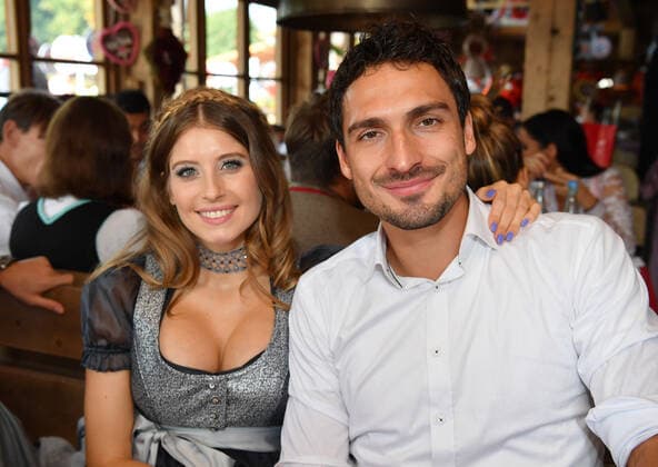 Archivfoto:NACH 7 JAHREN EHE CATHY UND MATS HUMMELS: SCHEIDUNG EINGEREICHT? Mats HUMMELS (Bayern Muenchen) mit Ehefrau Cathy. Fussball FC Bayern Muenchen, traditioneller Oktoberfestbesuch in der Kaefer Schenke, am 23.09.2017 in Muenchen Deutschland. Â