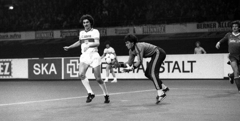 02.01.82 Internationales Hallenfussball-Turnier Zürich Schweiz, Zürich, 02.01.1982, Fussball, Internationales Hallenfussball-Turnier Zürich: Werner Habiger (VfB Stuttgart). *** 02 01 82 International Indoor Football Tournament Zurich Switzerland, Zurich, 02 01 1982, Football, International Indoor Football Tournament Zurich Werner Habiger VfB Stuttgart