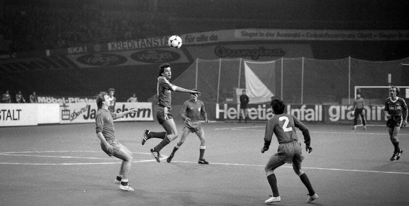 02.01.82 Internationales Hallenfussball-Turnier Zürich Schweiz, Zürich, 02.01.1982, Fussball, Internationales Hallenfussball-Turnier Zürich: Ottmar Hitzfeld (FC Luzern). *** 02 01 82 International Indoor Football Tournament Zurich Switzerland, Zurich, 02 01 1982, Football, International Indoor Football Tournament Zurich Ottmar Hitzfeld FC Luzern