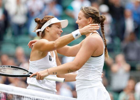 Jule Niemeier umarmt die Siegerin Tatjana Maria Tennis - Wimbledon 2022 - Grand Slam ITF ATP, Tennis Herren WTA, Tennis Damen - AELTC - London - - Great Britain - 5 July 2022. Copyright: xJuergenxHasenkopfx