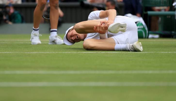 Sport Bilder des Tages (220706) -- LONDON, July 6, 2022 -- Jannik Sinner of Italy slips and falls during his men s singles quarter-final match against Novak Djokovic of Serbia at Wimbledon Tennis Championship in London, Britain, on July 5, 2022. ) (SP)BRITAIN-LONDON-TENNIS-WIMBLEDON-MEN S SINGLES-QUARTERFINALS LixYing 