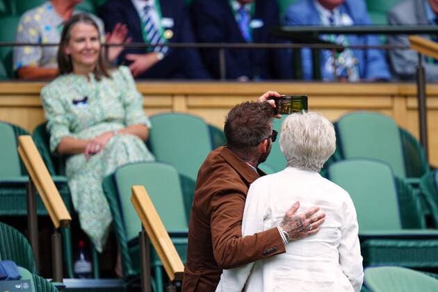Sport Bilder des Tages Mandatory Credit: Photo by Javier Garcia Shutterstock (13018042ds) David Beckham and mother Sandra Beckham taking a selfie in the Royal Box on Centre Court Wimbledon Tennis Championships, Day 10, The All England Lawn Tennis and Croquet Club, London, UK - 06 Jul 2022 Wimbledon Tennis Championships, Day 10, The All England Lawn Tennis and Croquet Club, London, UK - 06 Jul 2022  Copyright: xJavierxGarcia Shutterstockx 13018042ds