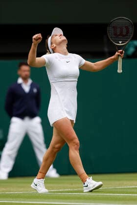 Simona Halep jubelt nach dem Sieg, Jubel, Freude, Emotion Tennis - Wimbledon 2022 - Grand Slam ITF ATP, Tennis Herren WTA, Tennis Damen - AELTC - London - - Great Britain - 6 July 2022. Copyright: xJuergenxHasenkopfx