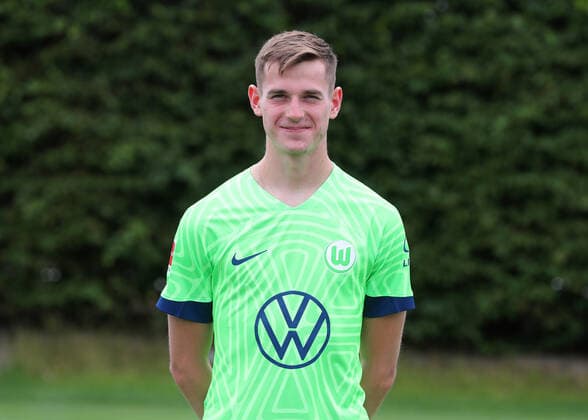 VfL Wolfsburg Fototermin Jakub Kaminski; VfL Wolfsburg; 06.07.2022, 1. BL, Porträttermin 2022 23, Wolfsburg