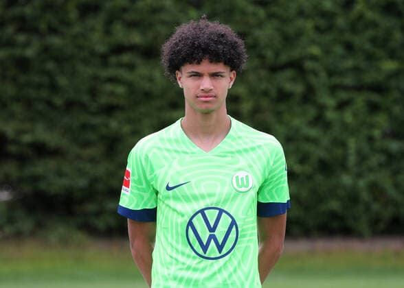 VfL Wolfsburg Fototermin Kevin Paredes; VfL Wolfsburg; 06.07.2022, 1. BL, Porträttermin 2022 23, Wolfsburg