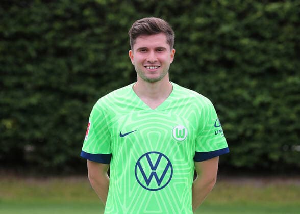 VfL Wolfsburg Fototermin Elvis Rexhbecaj; VfL Wolfsburg; 06.07.2022, 1. BL, Porträttermin 2022 23, Wolfsburg