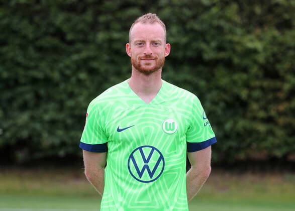 VfL Wolfsburg Fototermin Maximilian Arnold; VfL Wolfsburg; 06.07.2022, 1. BL, Porträttermin 2022 23, Wolfsburg