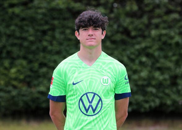 VfL Wolfsburg Fototermin Anselmo Garcia MacNulty; VfL Wolfsburg; 06.07.2022, 1. BL, Porträttermin 2022 23, Wolfsburg