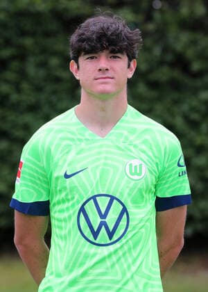 VfL Wolfsburg Fototermin Anselmo Garcia MacNulty; VfL Wolfsburg; 06.07.2022, 1. BL, Porträttermin 2022 23, Wolfsburg