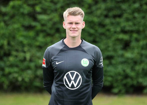 VfL Wolfsburg Fototermin Torwart Philipp Schulze; VfL Wolfsburg; 06.07.2022, 1. BL, Porträttermin 2022 23, Wolfsburg