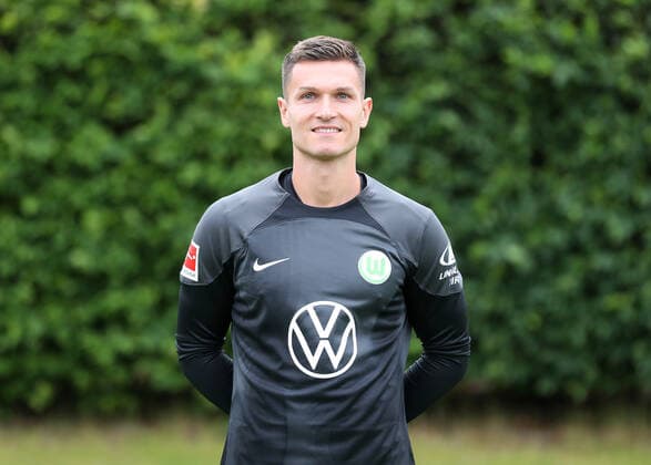 VfL Wolfsburg Fototermin Torwart Pavao Pervan; VfL Wolfsburg; 06.07.2022, 1. BL, Porträttermin 2022 23, Wolfsburg