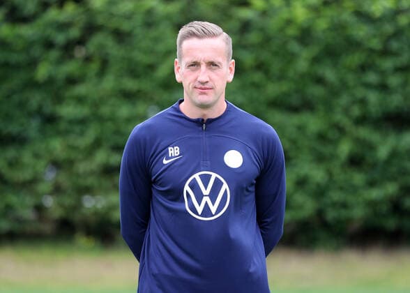 VfL Wolfsburg Fototermin Co-Trainer und Analyst Aaron Briggs; VfL Wolfsburg; 06.07.2022, 1. BL, Porträttermin 2022 23, Wolfsburg