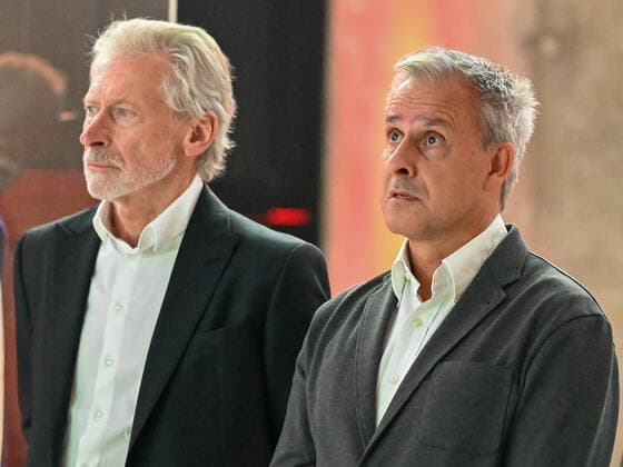 Paul Breitner und Pierre Littbarski verfolgen die Spielszenen von damals. Deutschland vs. Frankreich, Weltmeisterschaft 1982, Halbfinale, Fussball, Nacht von Sevilla, 06.07.2022 Deutschland vs. Frankreich, Weltmeisterschaft 1982, Halbfinale, Legenden-Abend, Nacht von Sevilla, Fussball, 40. Jahrestag, 06.07.2022 Dortmund Copyright: xEibner-Pressefotox EP_THR