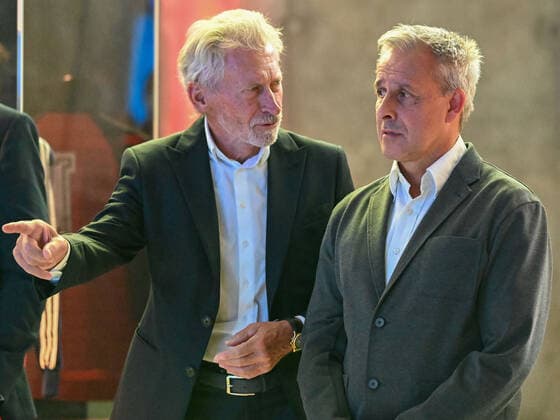 Paul Breitner und Pierre Littbarski. Deutschland vs. Frankreich, Weltmeisterschaft 1982, Halbfinale, Fussball, Nacht von Sevilla, 06.07.2022 Deutschland vs. Frankreich, Weltmeisterschaft 1982, Halbfinale, Legenden-Abend, Nacht von Sevilla, Fussball, 40. Jahrestag, 06.07.2022 Dortmund Copyright: xEibner-Pressefotox EP_THR