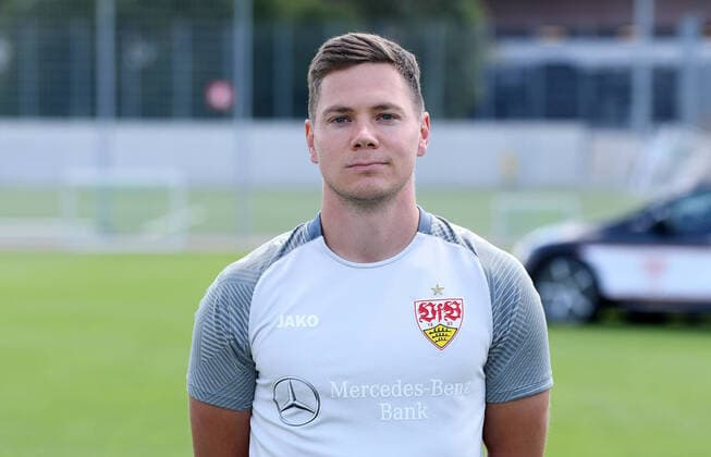 FUSSBALL 1. BUNDESLIGA SAISON 2022 2023 05.07.2022 Fototermin beim VfB Stuttgart auf dem Trainingsgelaende: Performance Analyst Jan Schimpchen