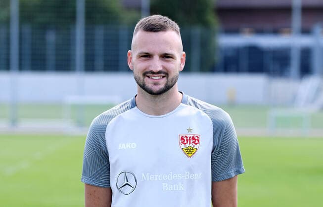 FUSSBALL 1. BUNDESLIGA SAISON 2022 2023 05.07.2022 Fototermin beim VfB Stuttgart auf dem Trainingsgelaende: Spielanalyst Max Lesser