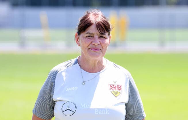 FUSSBALL 1. BUNDESLIGA SAISON 2022 2023 05.07.2022 Fototermin beim VfB Stuttgart auf dem Trainingsgelaende: Zeugwartin Gordana Markovic-Masala